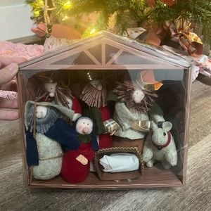 NWOT 8 Piece Nativity Set | Christmas Decorations